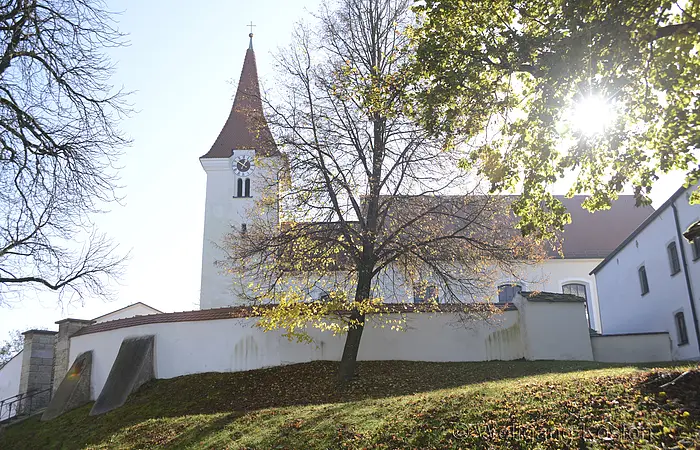 Die katholische Kirche Sankt Bonifatius in Böhmfeld von außen