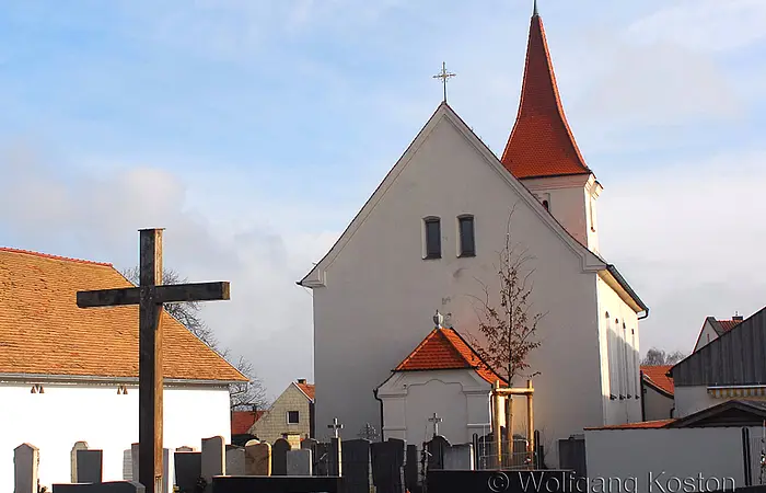Rückwärtige Ansicht der katholischen Kirche Sankt Bonifatius in Böhmfeld. Zu sehen ist auch der Friedhof.