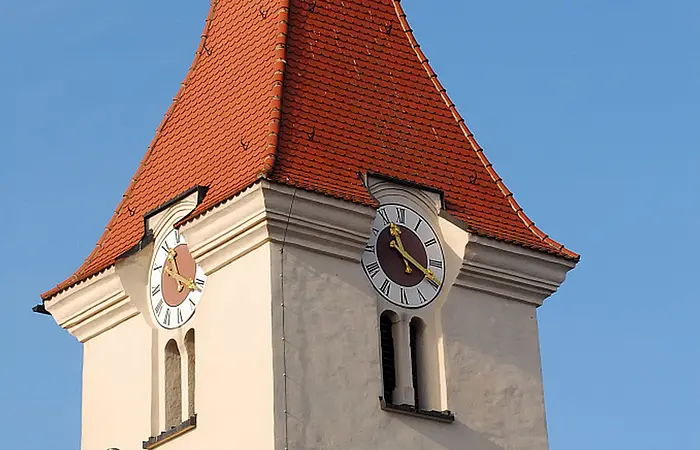 Ansicht des Kirchturms der  katholischen Kirche Sankt Bonifatius in Böhmfeld.