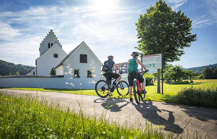 Radler vor Kirche in Böhming