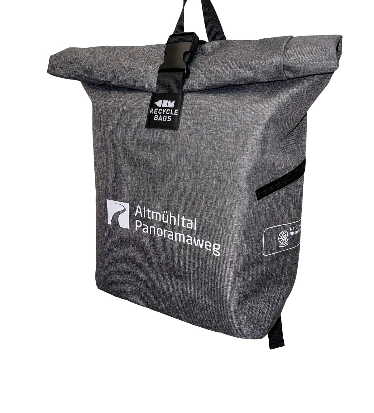 Rucksack "Altmühltal-Panoramaweg" Der graue Rucksack aus Recyclingmaterial trägt die Aufdrucke "Altmühltal-Panoramaweg" und "Naturpark Altmühltal", jeweils samt Logo