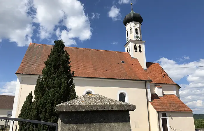 Blick auf die Kirche und auf den Friedhof von St. Martin in Wörnitzstein