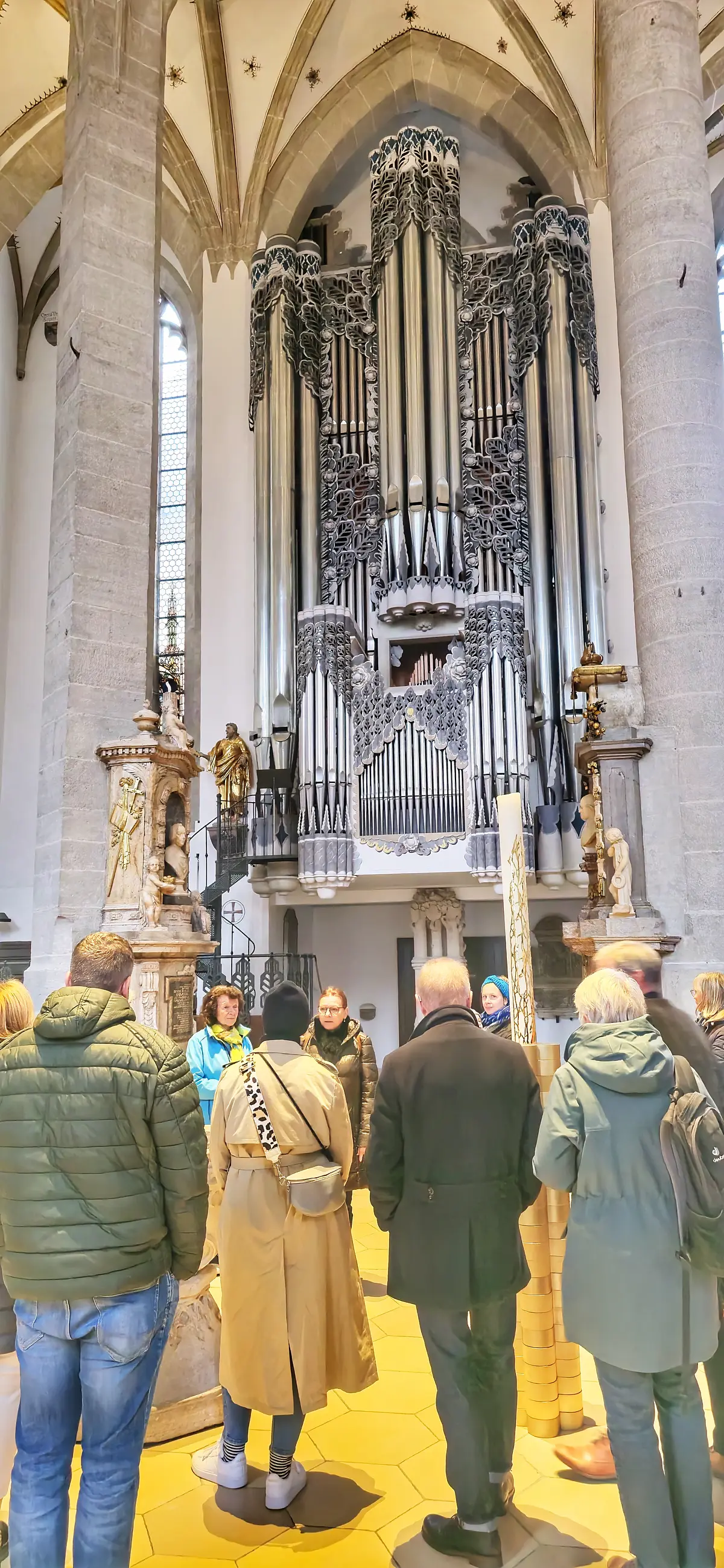 Domführung vor Orgel eine Gruppe Menschen steht vor der Dom Orgel