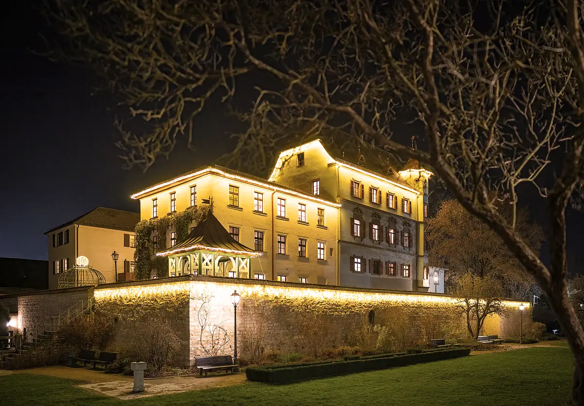 Treuchtlinger Schlossweihnacht- beleuchtetes Stadtschloss Romantisch beleuchtetes Stadtschloss mit Schlossgraben