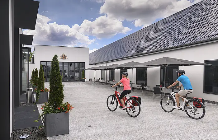 Deutschland, Bayern, Oberpfalz, Neumarkt, Museum für historische Maybach Fahrzeuge, Eingang, Fahrradfahrer, radfahren, ebikeengl. Germany, Bavaria, Upper Palatinate, Neumarkt, entrance museum for historical Maybach cars, cycling, cyclists, ebike, ebiking