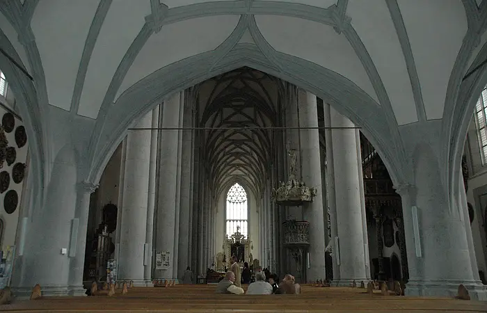 Blick in das Mittelschiff mit vorne liegendem Altar und rechts daneben liegender Kanzel