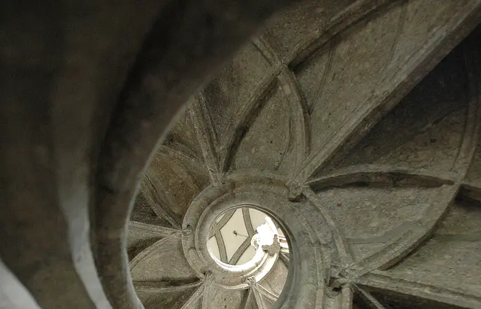 Eine steinerne Wendeltreppe im Inneren der St. Georgs Kirche