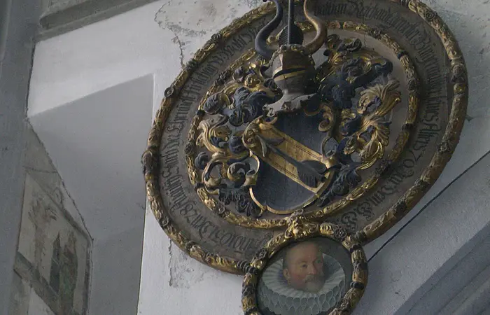 Blick auf eine Gedenktafel mit Inschrift für einen Verstorbenen