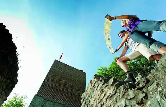 Wanderer mit Karte auf der Burg