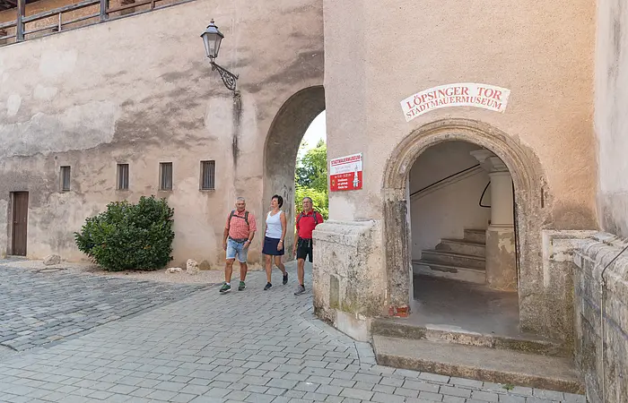 Drei Wanderer am Löpsinger Tor in Nördlingen