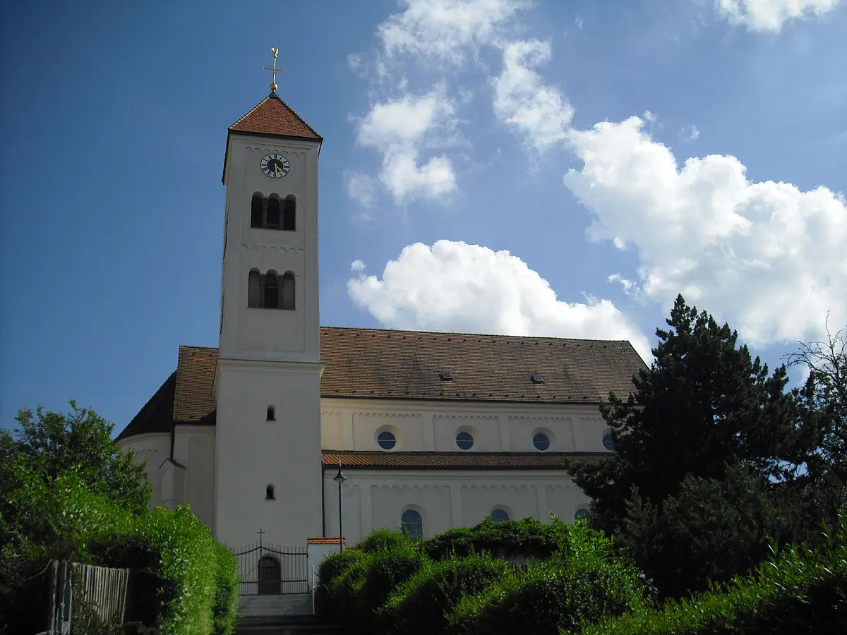 Außenansicht Pfarrkirche St. Jakob, Tagmersheim Blick auf die Pfarrkirche St. Jakob mit strahlend blauem Himmel.