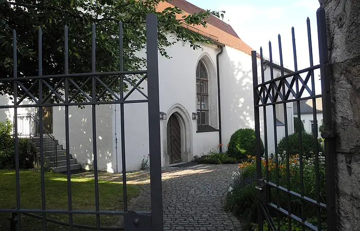 In Ihr befindet sich ein Chor mit Gewölbe und Bemalungen (Evangelistendarstellungen) aus gotischer Zeit.