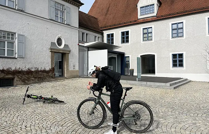 Das Heftchen im Vordergrund und im Hintergrund sieht man das Spargelmuseum.
