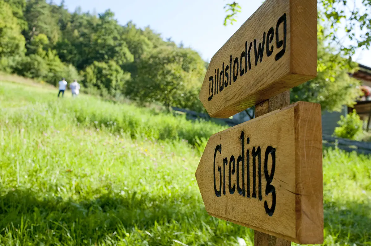 Das Foto zeigt einen Wegweiser des 4 km langen Rundweges "Heimbacher Bildstockweg".
