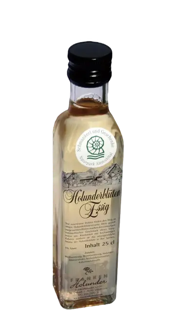 Holunderblütenessig Flasche gefüllt mit Essig. Marke des Naturparks im oberen Flaschenbereich über dem Etikett angebracht