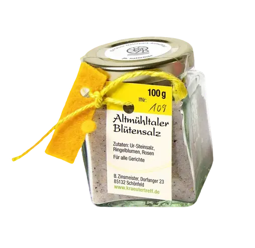 100g Salzbehältnis mit orangem Filz und gelber Schnur mit daran angebrachten Etikett mit gelber Kopfzeile. Glas hat quadratische Grundfläche und rechteckige Seiten