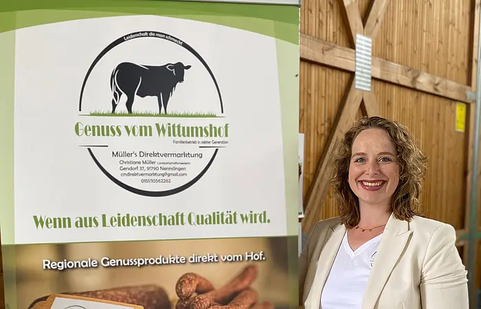 Frau mit weißem Blazer und Jeans steht neben Werbebanner für Genuss vom Wittumshof mit Text und Bildern von Fleischprodukten und Kühen.