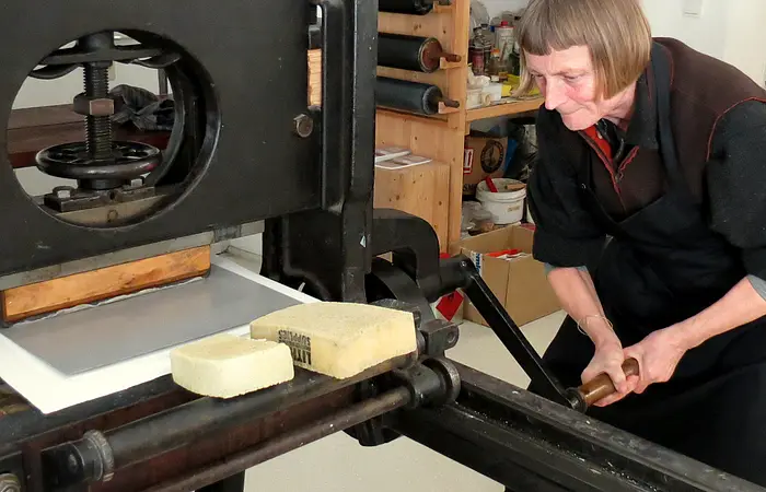 Lithografie Werkstatt
Li Portnlänger an der Druckmaschine