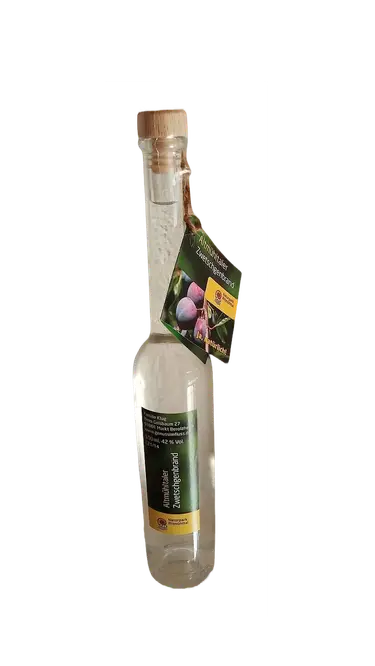Altmühltaler Zwetschgenbrand Flasche mit hauptsächlich grünem Etikett und anebrachtem Info-Kärtchen.