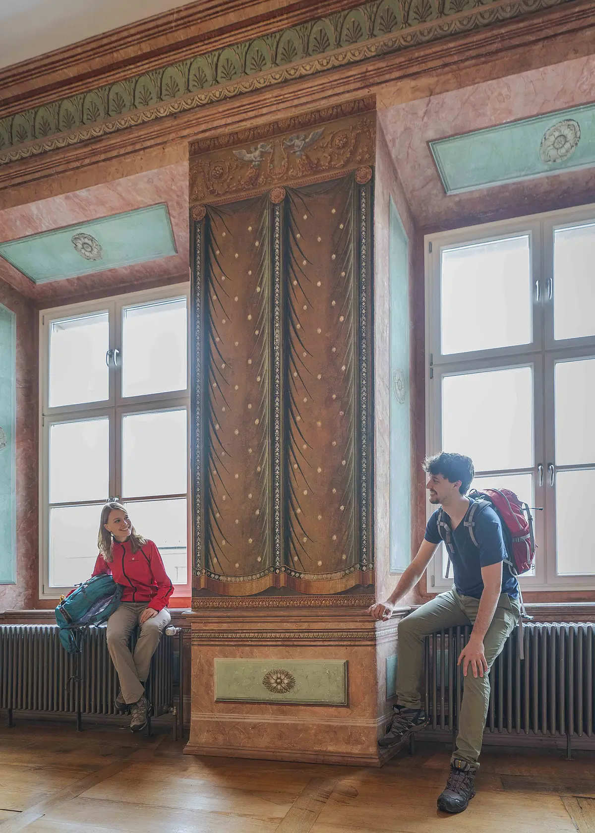 Eichstätt Residenz, Tapetenzimmer der Leuchtenberger zwei Junge Leute sitzen auf der Fensterbank