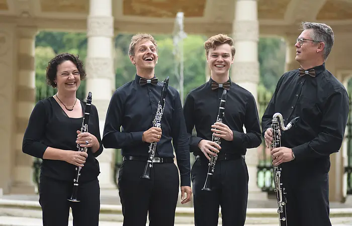Vier Musiker*innen mit Klarinetten in den Händen