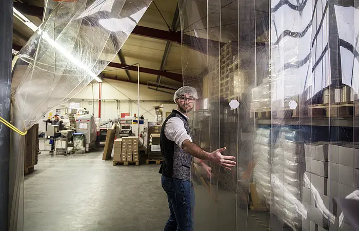 Bad Abbach: In Bayerns groesster Glueckskeks-Fabrik. Raphael Schaefer, Nachfolger seines Vaters Ralf in der eigenen kleinen Produktion.