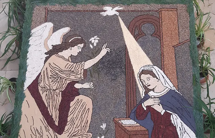 Das Körnerbild "Maria Verkündigung" zeigt wie der Engel Gabriel Maria erscheint. Es ist aus verschiedenen Körner in unterschiedlichen Farben "gemalt".
