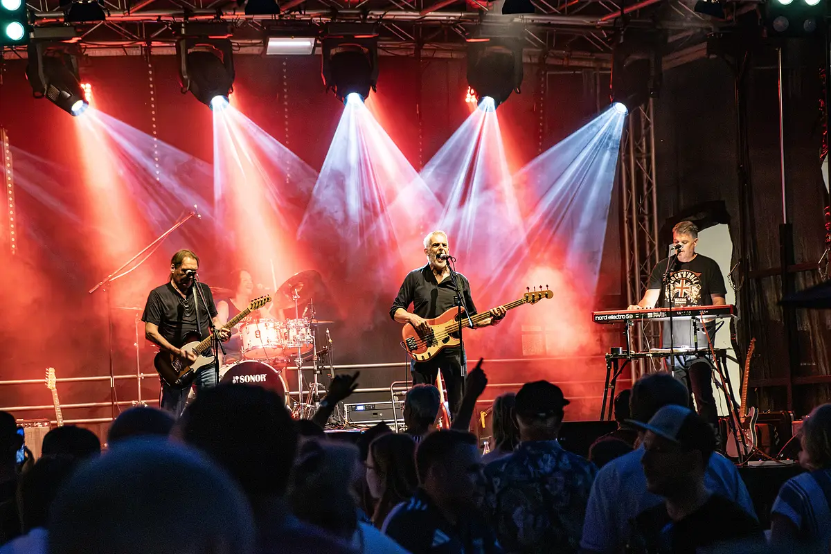 PLATZfest 2026 - Band Midlife Crisis Ltd. Die Stimmung wird ausgelassen, locker und fröhlich sein – die Berchinger bleiben sich treu. 2027 geht das PLATZfest in die sechste Runde.
Das PLATZfest findet inmitten der Altstadt statt und bietet Musik mit Konzertcharakter. Die Musik spielt auf der großen Bühne in der Nähe des Zunftbaums. Berchinger Vereine, Wirte und weitere Verkaufsstände sorgen für das leibliche Wohl.
MIDLIFE CRISIS LTD, die renommierte Oldie-Band, wird für beste musikalische Stimmung sorgen. Die sympathische 4-köpfige Gruppe spielt “absolut live” das Beste aus den 60er, 70er, 80er und 90er Jahren. Songs u. a. von den Beatles, Rolling Stones, Creedence Clearwater Revival, Monkees, Beach Boys, Thin Lizzy, John Miles, Status Quo, Eric Clapton, Jethro Tull, T.Rex, Deep Purple, uvm.
17:30 Uhr: Essensstände öffnen
18:30 Uhr: Hechtonia Teenie-Showtanz-Mix (vor der Bühne am Reichenauplatz)
19:00 Uhr: Stadtkapelle Berching (im Hans-Kuffer-Park)
19:30 Uhr: Midlife Crisis Ltd spielen auf der Bühne am Reichenauplatz
(Änderungen im Programm vorbehalten)