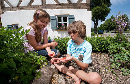 Kinder im Garten des Hirtenhauses in Unteremmendorf