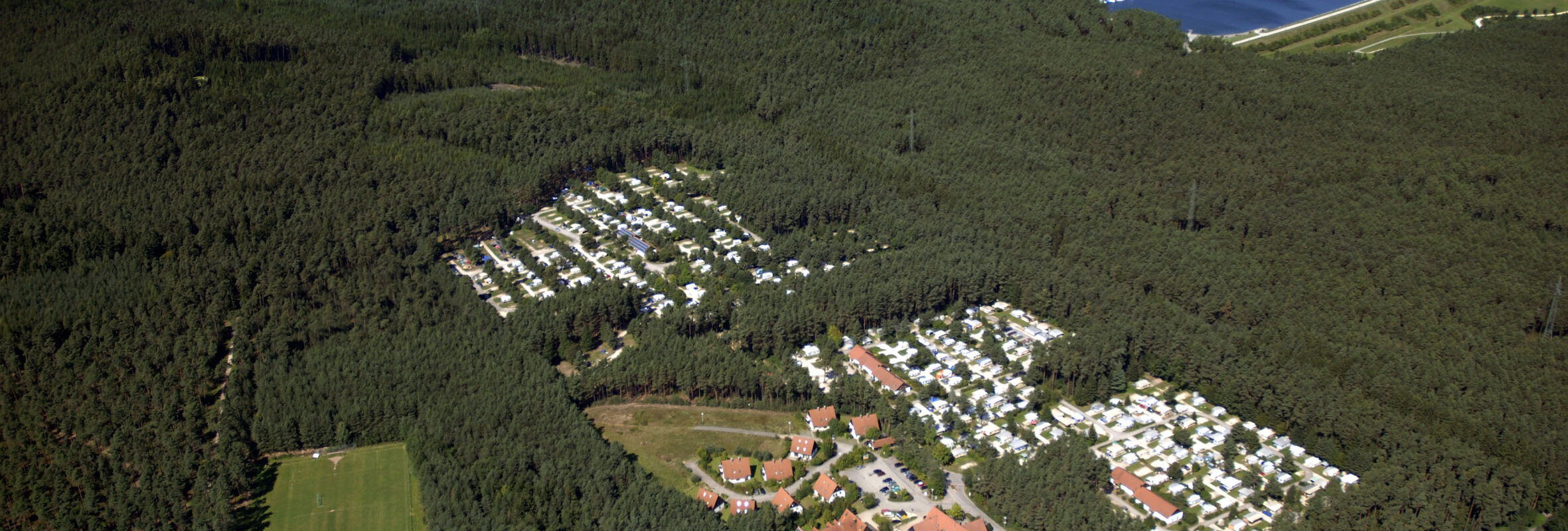 Luftaufnahme des barrierefreien Campingplatz Waldcamping Brombach in Pleinfeld
