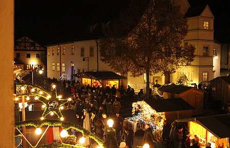 kipfenberger-weihnachtsmarkt-2019-idylle-am-marktplatz.jpg