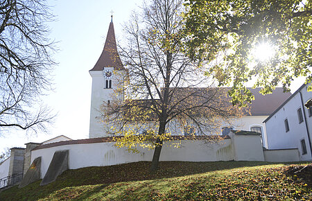 Außenansicht von Sankt Bonifatius in Böhmfeld