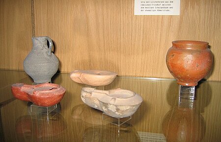 Römische Öllämpchen in der Archäologieausstellung Nassenfels